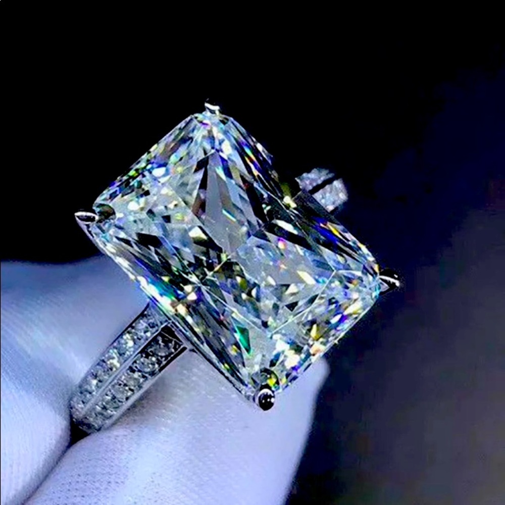 Beautiful ring, size 7.